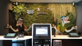 スタッフがロボット「変なホテル」2号店、舞浜で開業
